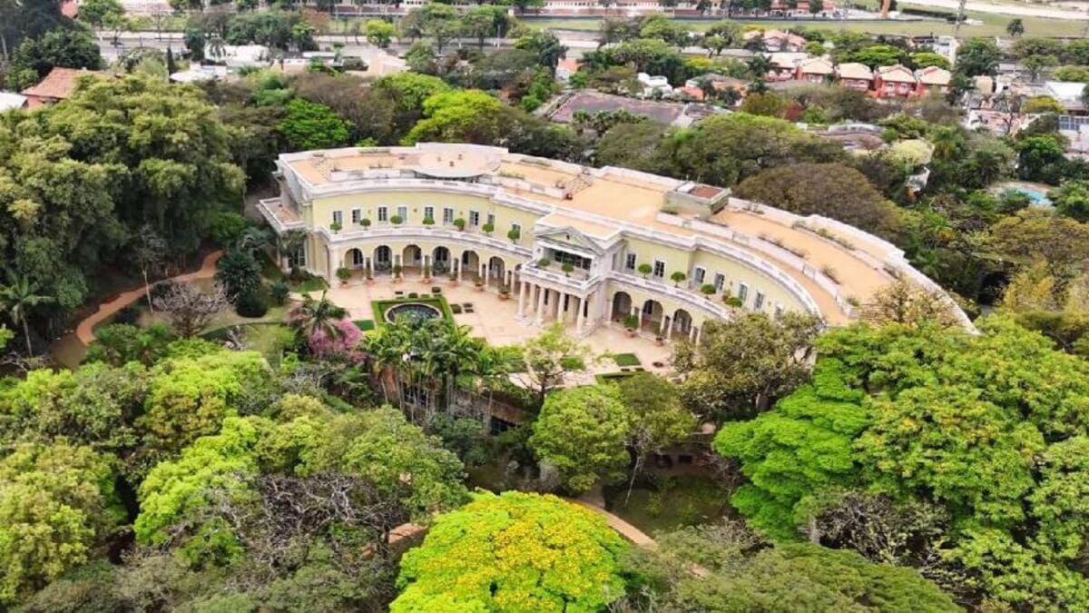 A maior mansão da cidade de São Paulo ultrapassa a Casa Branca em tamanho e paga quase R$ 1 milhão por ano em IPTU