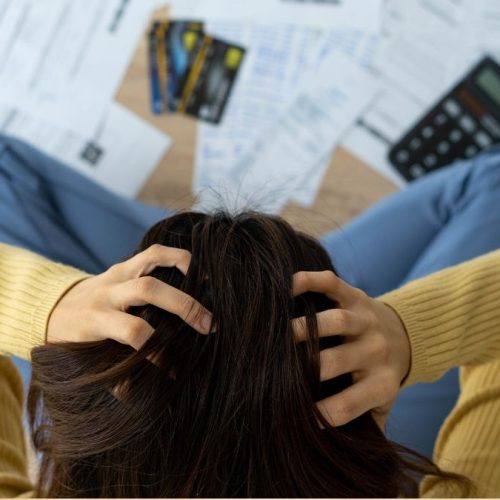 Dívidas: esse erro faz muitos brasileiros pagarem mais juros; veja como reorganizar sua vida financeira