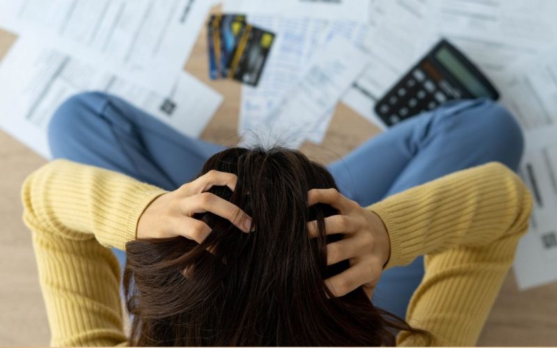 Dívidas: esse erro faz muitos brasileiros pagarem mais juros; veja como reorganizar sua vida financeira