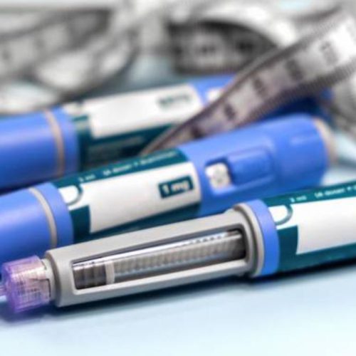 Autoridades temem que canetas emagrecedoras estejam causando aumento de casos de doença potencialmente fatal