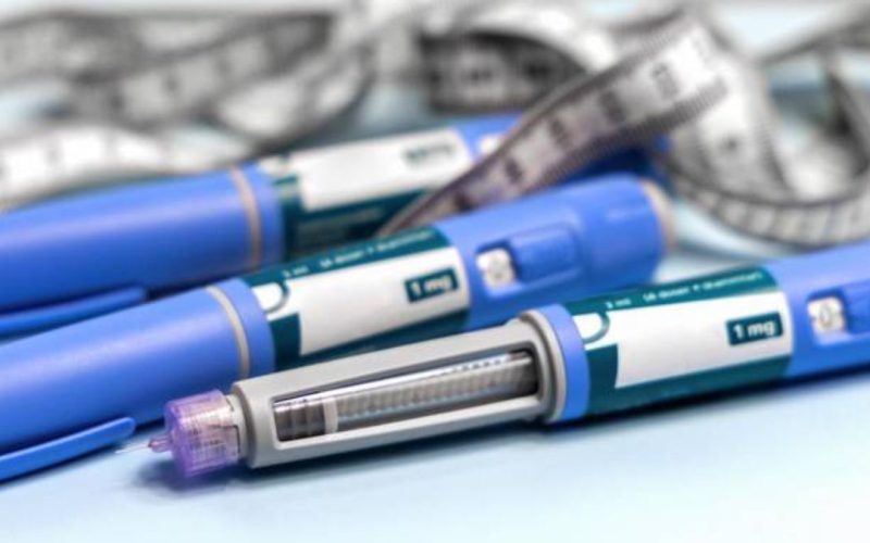 Autoridades temem que canetas emagrecedoras estejam causando aumento de casos de doença potencialmente fatal