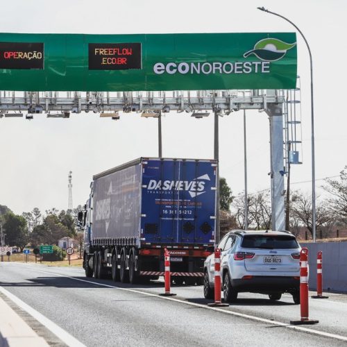 Por que o governo estuda o perdão de multas por evasão de pedágio no free flow e como isso impacta o motorista