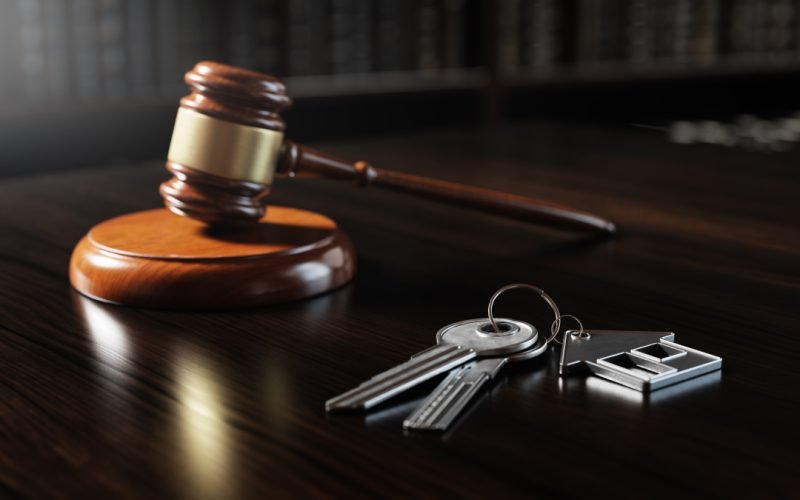 Leilões imobiliários abrem as portas do primeiro imóvel; veja as vantagens, os riscos e como dar o primeiro lance