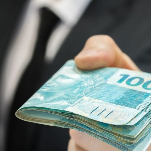 Renda extra: Analista abre carteira com 12 ativos para atravessar a volatilidade das eleições e juros altos em setembro 