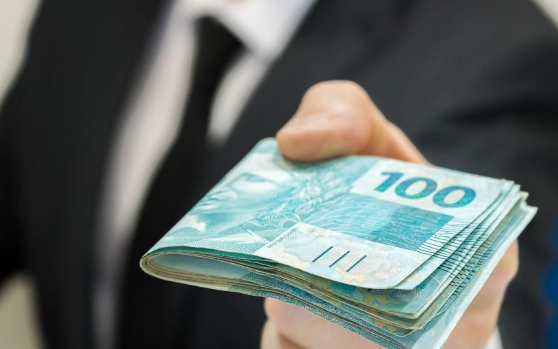 Renda extra: Analista abre carteira com 12 ativos para atravessar a volatilidade das eleições e juros altos em setembro 
