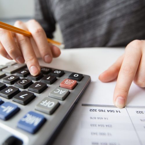 Apesar da queda da Selic, 80,4% das famílias brasileiras estão endividadas e batem recorde