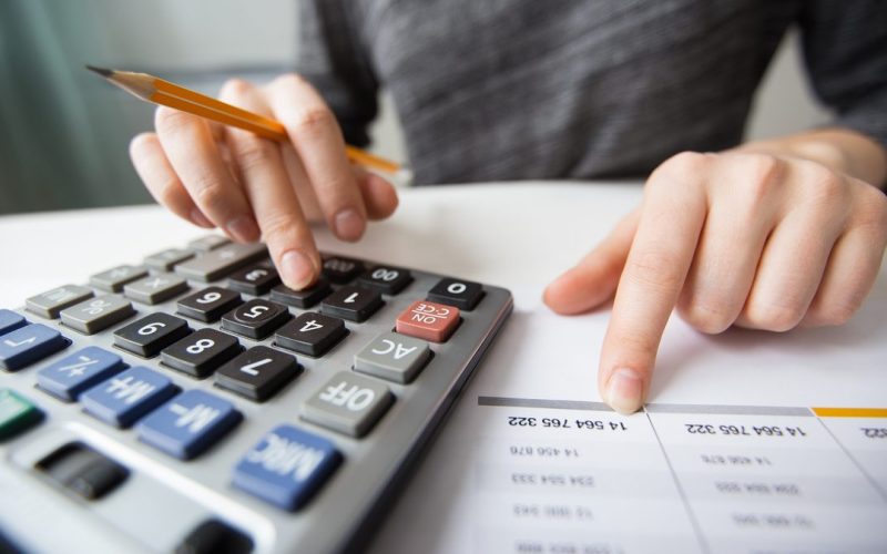 Apesar da queda da Selic, 80,4% das famílias brasileiras estão endividadas e batem recorde