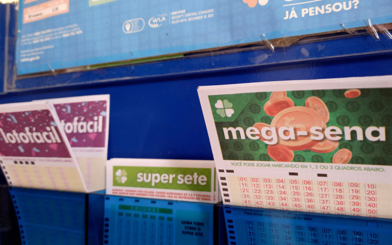 Mega-Sena acumula para R$ 185 milhões, mas Lotofácil faz três ganhadores; veja os resultados deste domingo (8)