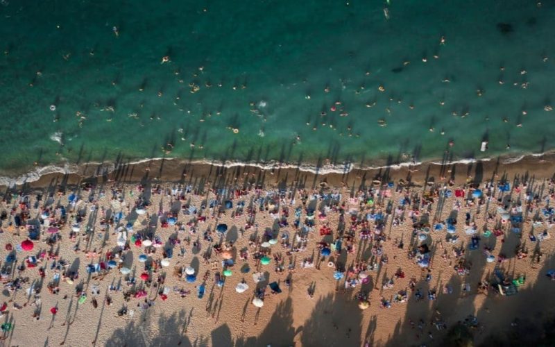 Sentar na areia é de graça: o guia completo para não passar perrengue nas praias brasileiras